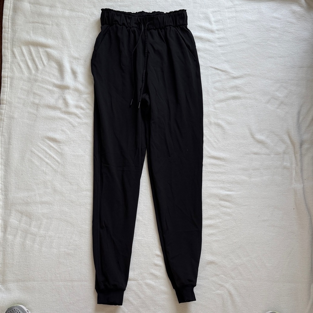 Black lululemon Jogger Pants sz 2